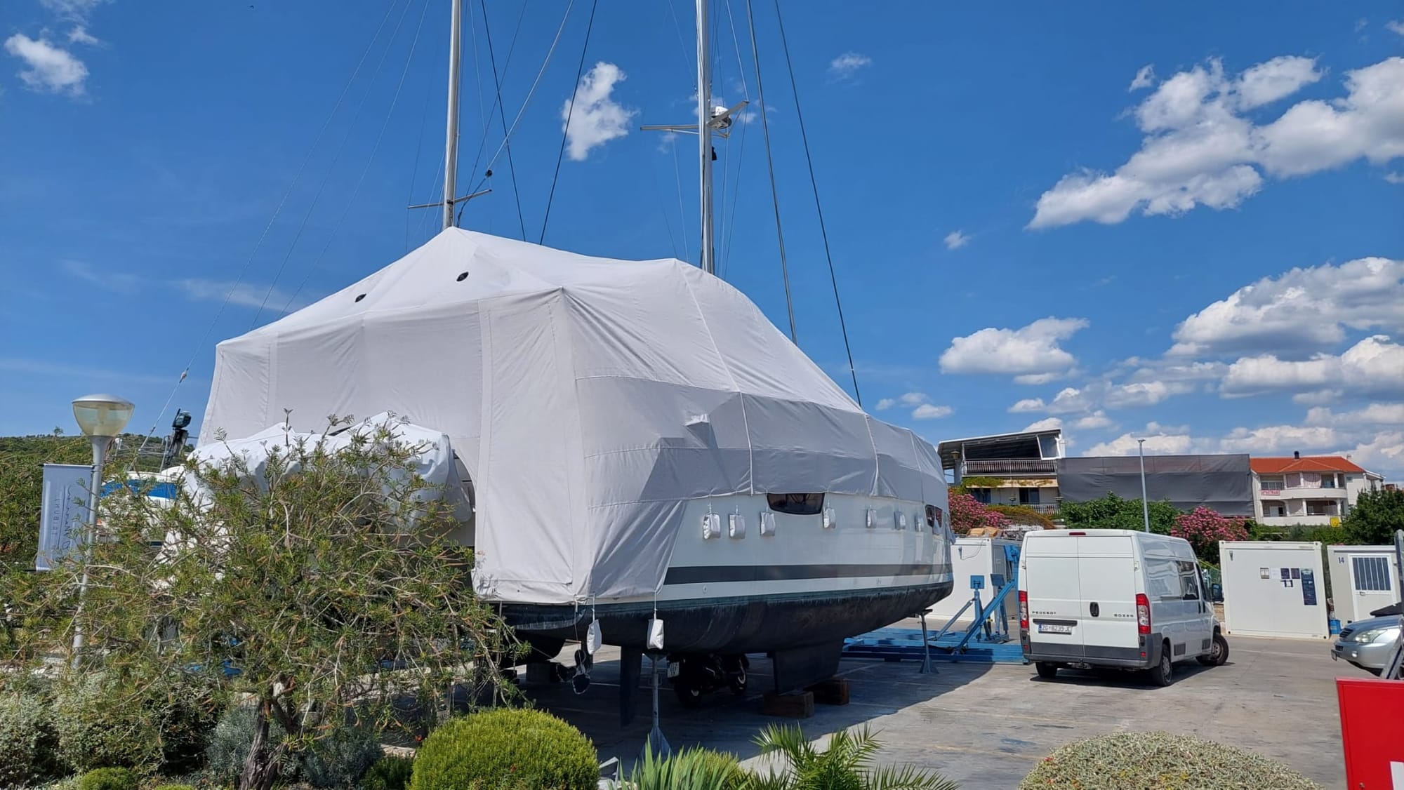 Bijelo full boat pokrivalo na plovilu na suhom