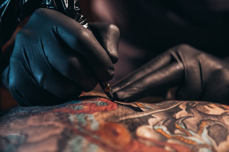 Tatuador é condenado a indenizar por plagiar arte de outro profissional