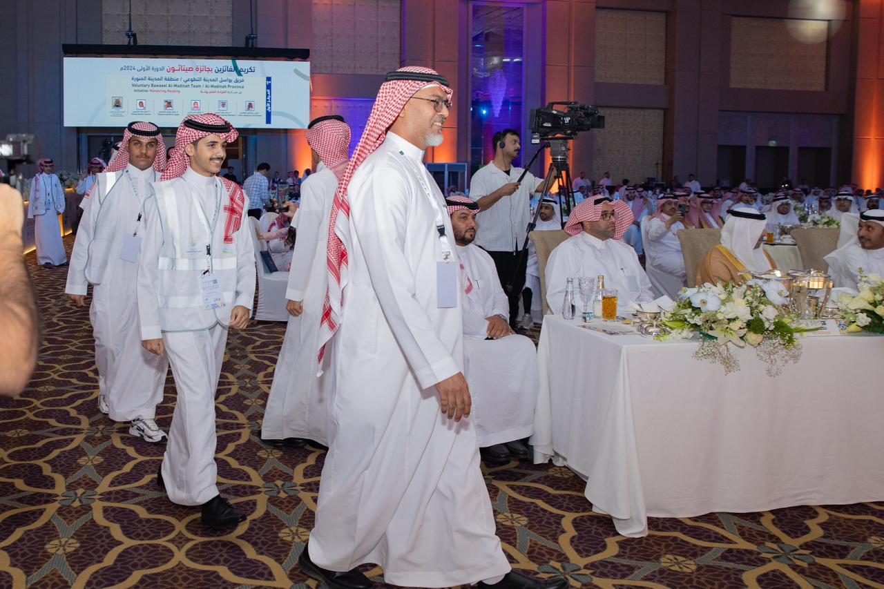 المدير العام لـتعليم المدينة المنورة يهنئ فريق بواسل المدينة التطوعي من ثانوية الأمير عبدالمحسن على ماحققوا من إنجازٍ متميز