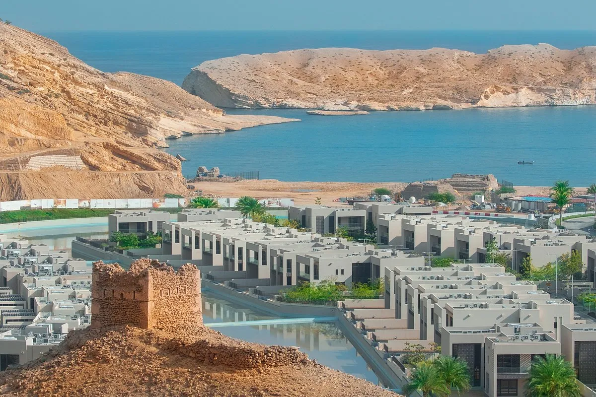 مسقط-بی-با-چشم‌انداز-کوه-و-دریا