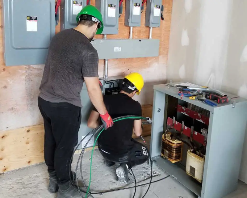 تنفيذ أعمال الكهرباء المنزلية والصناعية في الرياض | فنيون معتمدون