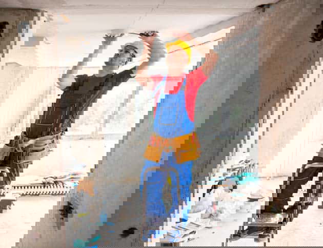 تنفيذ أعمال الكهرباء المنزلية والصناعية في الرياض | فنيون معتمدون