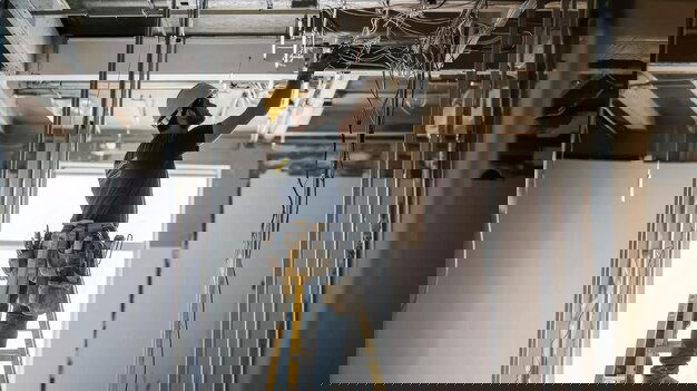 تنفيذ أعمال الكهرباء المنزلية والصناعية في الرياض | فنيون معتمدون