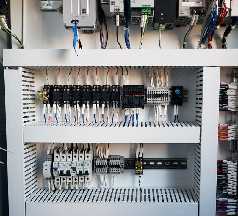 تنفيذ أعمال الكهرباء المنزلية والصناعية في الرياض | فنيون معتمدون