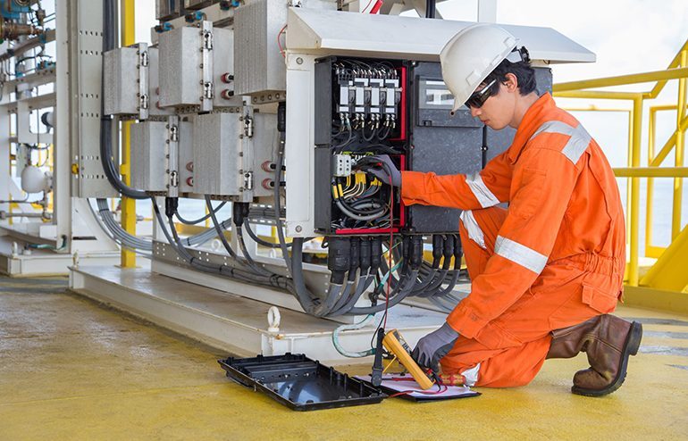 تنفيذ أعمال الكهرباء المنزلية والصناعية في الرياض | فنيون معتمدون