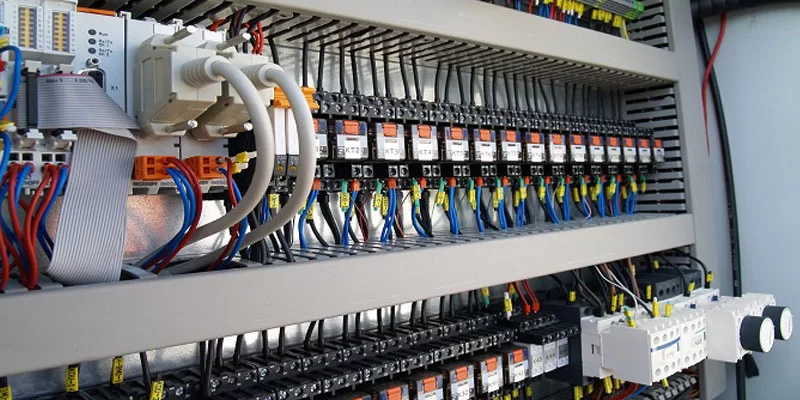 تنفيذ أعمال الكهرباء المنزلية والصناعية في الرياض | فنيون معتمدون