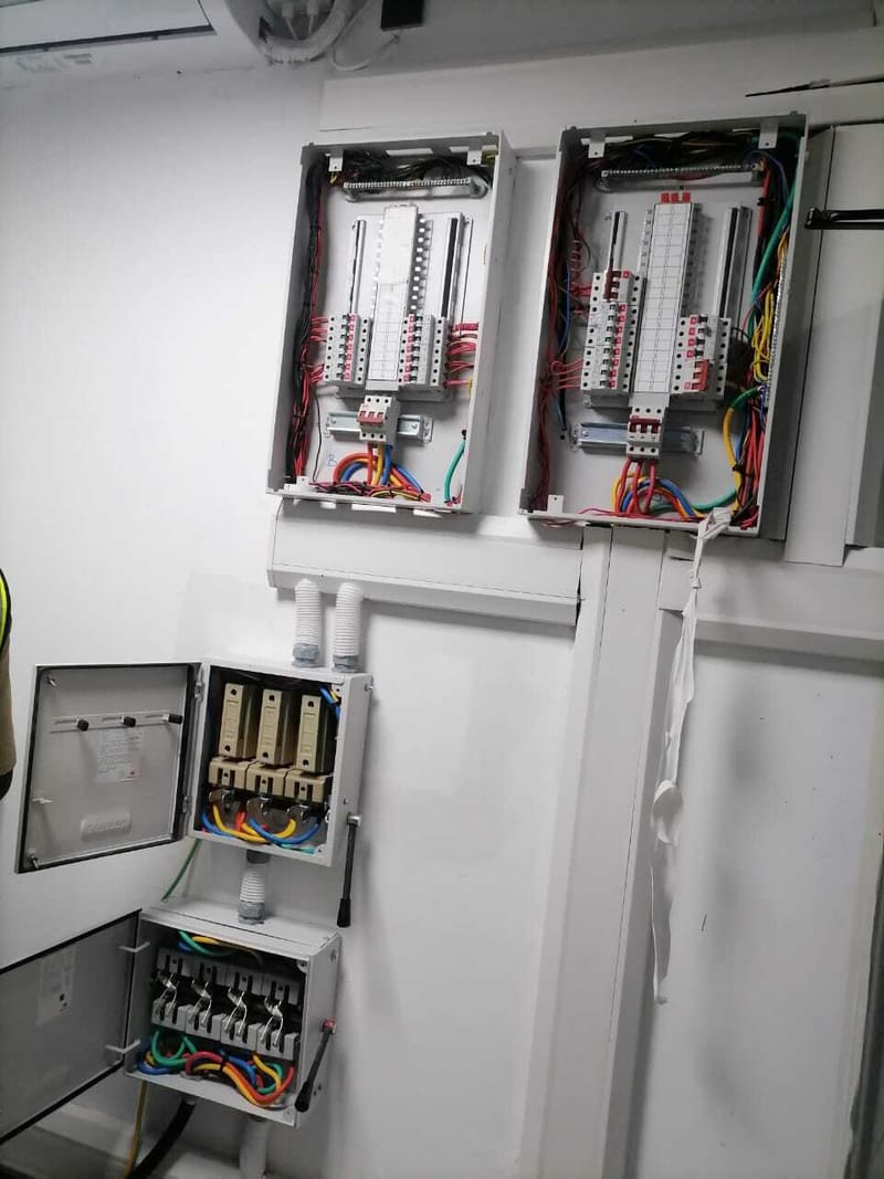 تنفيذ أعمال الكهرباء المنزلية والصناعية في الرياض | فنيون معتمدون