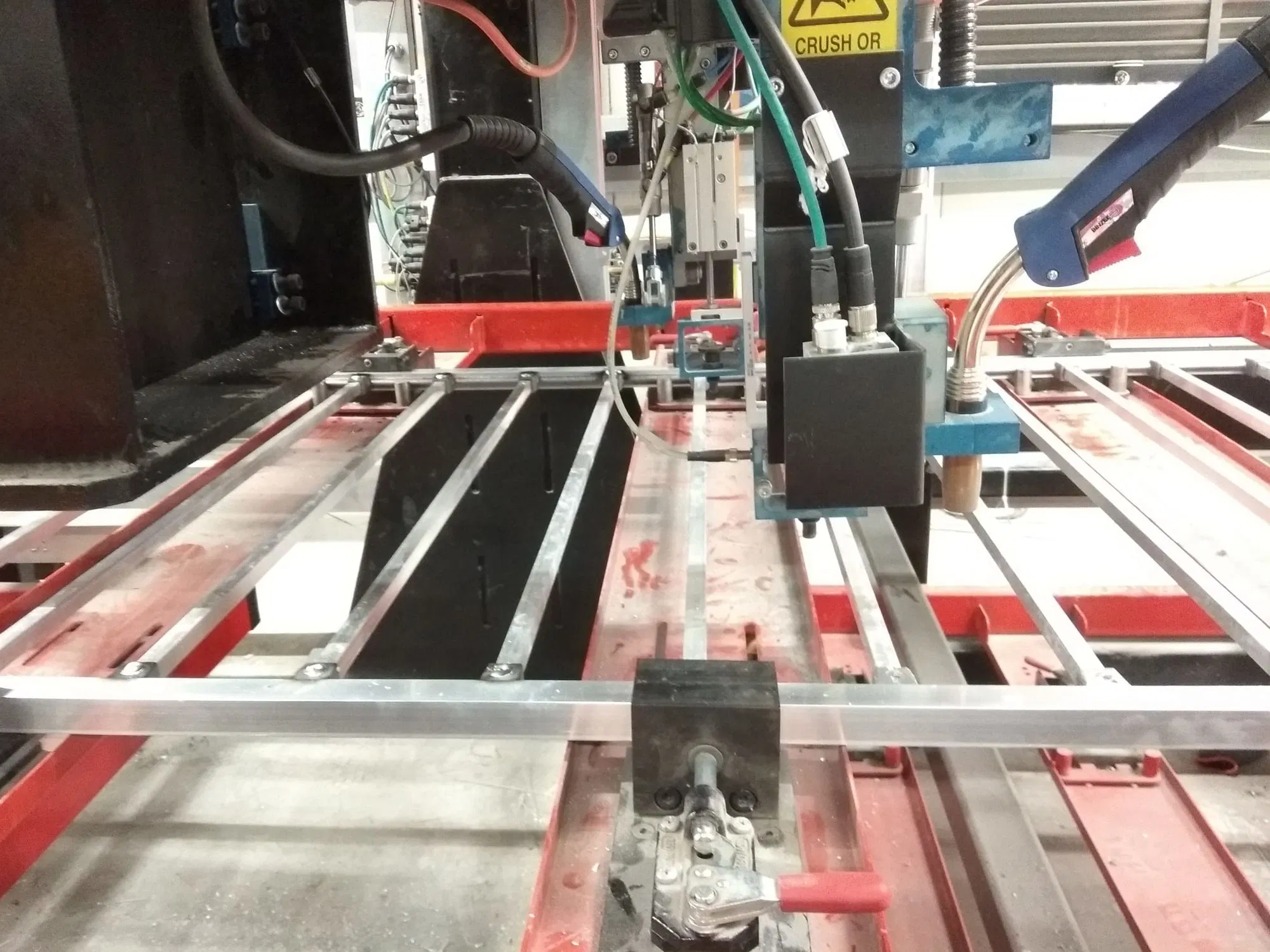 Automatic assembly and welding line for aluminum fences