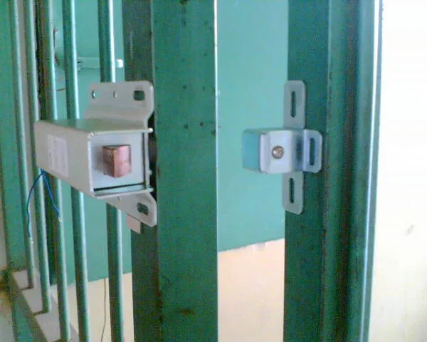 Electro-mechanical gate latch