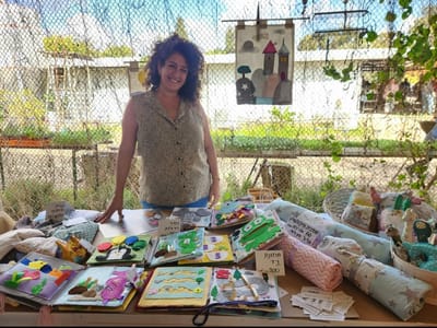 על היוצרת image