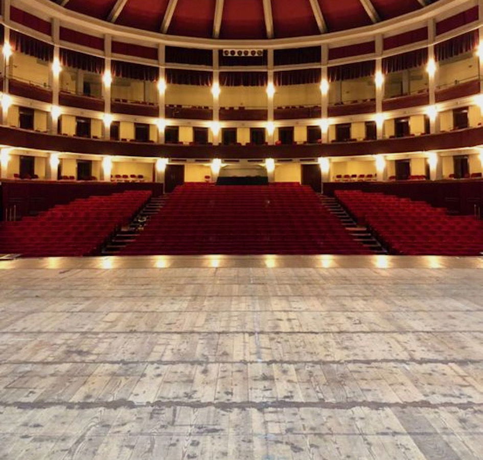 Il Politeama di Napoli apre il palco al pubblico: dal 5 novembre al 17 dicembre, quattro spettacoli immersivi tra emozione e riflessione