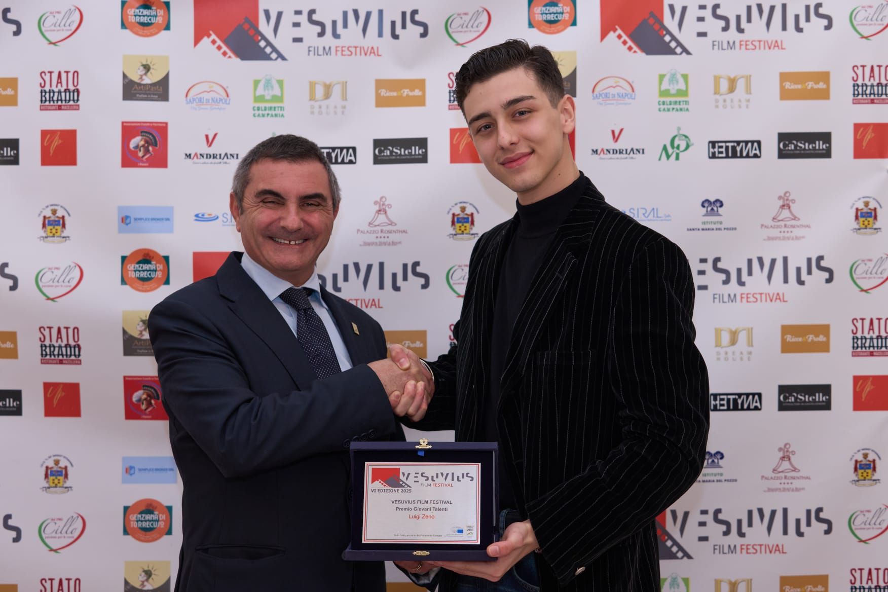Luigi Zeno premiato da Raffaele De Luca Presidente del Parco Nazionale del Vesuvio al Vesuvius Film Festival 2025