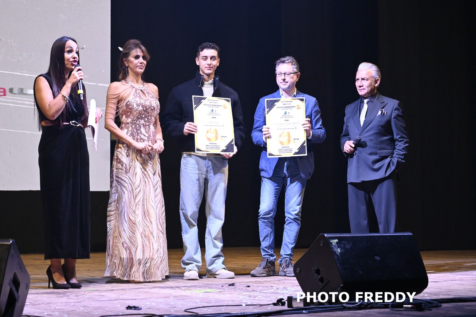 Napoli & Festival 2025: Luigi Zeno e Francesco Emilio Borrelli premiati al Politeama tra emozioni e impegno sociale