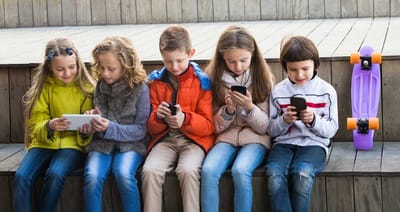 L'Uso degli Smartphone nei Bambini: Opportunità e Rischi