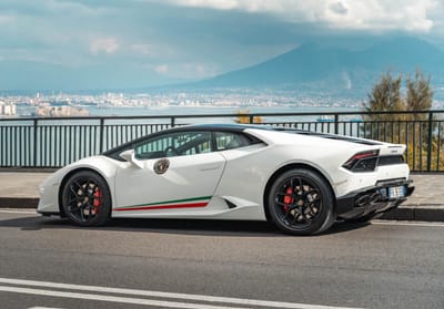 Napoli capitale dei motori: il 12 ottobre raduno supercar sul Lungomare