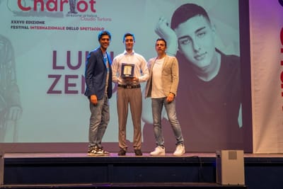 Luigi Zeno riceve il Premio Charlot da Gigi e Ross