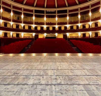 Il Politeama di Napoli apre il palco al pubblico: dal 5 novembre al 17 dicembre, quattro spettacoli immersivi tra emozione e riflessione