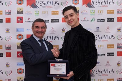 Luigi Zeno premiato da Raffaele De Luca Presidente del Parco Nazionale del Vesuvio al Vesuvius Film Festival 2025