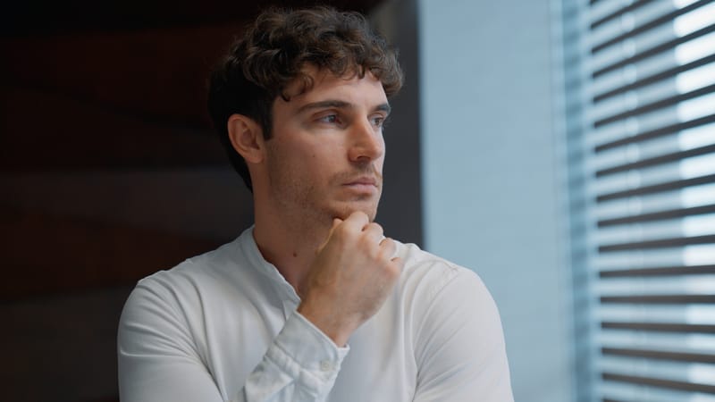 أسباب الصمت القاتل عند الرجل وعلامات اشتياقه الخفي.. كيف تتعاملين مع البرود بذكاء