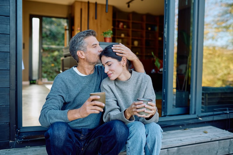 أسباب الصمت القاتل عند الرجل وعلامات اشتياقه الخفي.. كيف تتعاملين مع البرود بذكاء؟