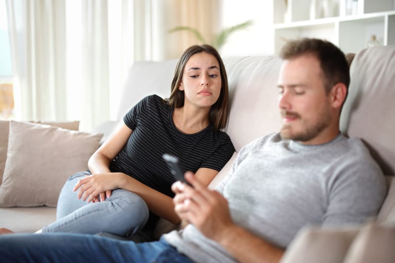 طليقي يتواصل معي بعد الطلاق.. هل يريد الرجوع أم مجرد الاطمئنان؟