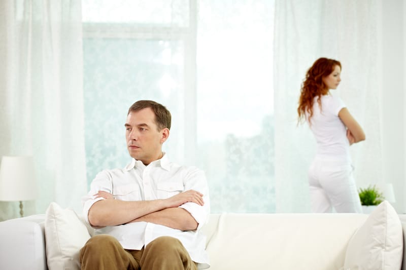زوجي معي في البيت لكنه بعيد عني.. لماذا يتجاهلني رغم أننا نعيش معاً؟