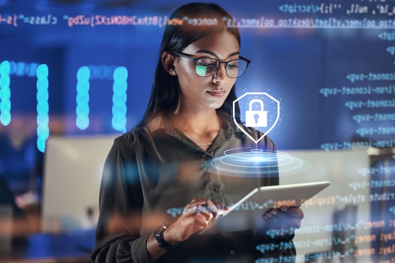 كيف تختارين مستشاراً روحياً آمناً عبر الإنترنت؟ علامات تحميك من الاحتيال والابتزاز