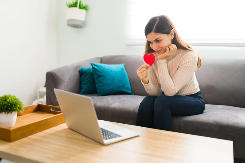 هل الحب عن بعد ينجح فعلاً؟ علامات تكشف جدية الرجل رغم المسافة