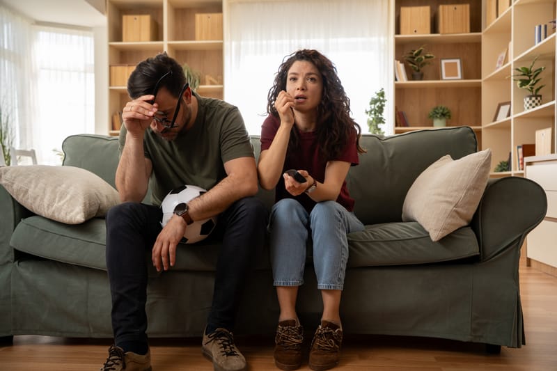 لماذا يتغير الرجل بعد أن يضمن حب المرأة؟ أسباب تراجع الاهتمام بعد التعلق
