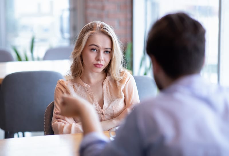 كيف أعرف أن خطيبي غير مناسب لي؟ علامات لا ينبغي تجاهلها قبل الزواج