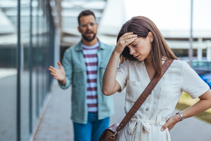 لماذا يتغير الخطيب بعد عقد القران؟ أسباب البرود والانسحاب قبل الزواج