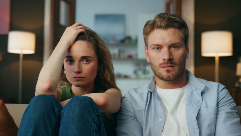 أحب رجلاً متزوجاً ويعدني بالزواج.. كيف أعرف هل هو جاد أم يماطل؟