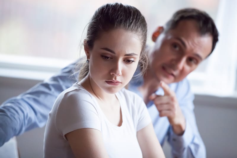 كيف أعرف أنه يستغلني عاطفياً؟ علامات تكشف الفرق بين الحب الحقيقي والتلاعب بالمشاعر