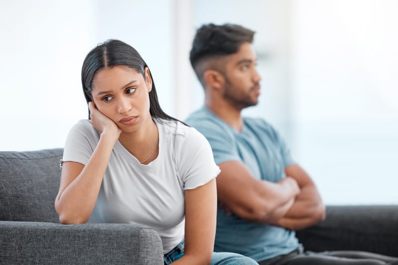 كيف أعرف أنه يحبني أم يتسلى بي؟ علامات تكشف الرجل غير الجاد في العلاقة