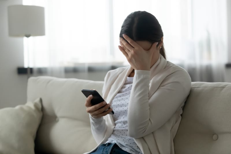 لماذا يحظرك الرجل بعد الفراق ثم يفك الحظر؟ ماذا يعني البلوك وفكّه؟