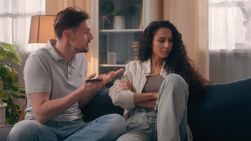 لماذا لا يعرّفك على أهله رغم أنه يقول إنه يحبك؟ هل يخفي العلاقة أم يخشى الخطوة الجدية؟
