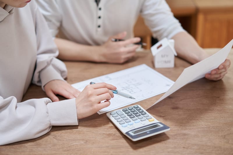 كيف أعرف أن خطيبي بخيل قبل الزواج؟ علامات مالية تكشف الفرق بين الحرص والبخل