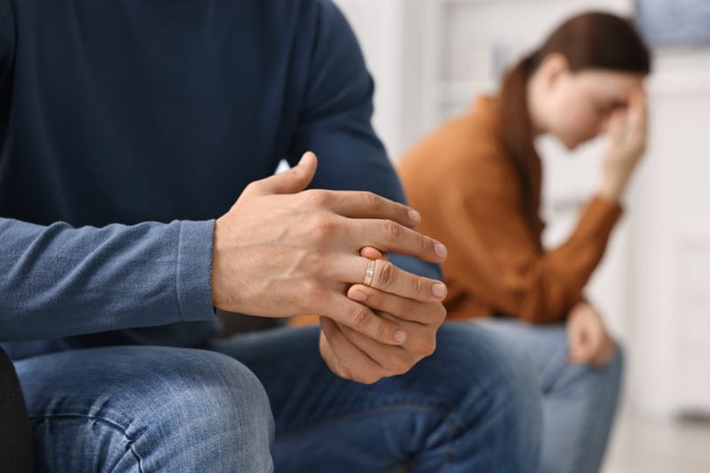 كيف أعرف أن خطيبي يكذب عليّ؟ علامات تكشف الكذب قبل الزواج قبل أن تهتز الثقة