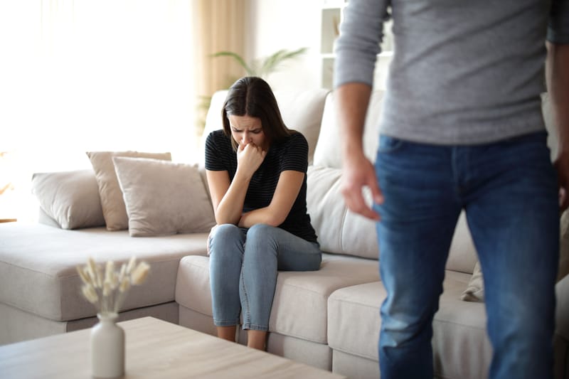 زوجي يفضل أصدقاءه عليّ.. لماذا يقضي وقته معهم ويترك البيت وكيف أتعامل معه؟