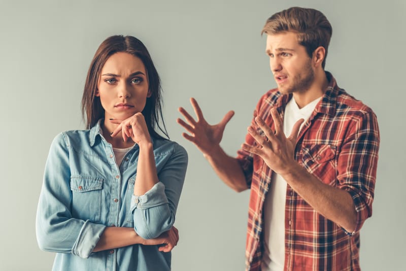 زوجي ينتقدني باستمرار ولا يعجبه شيء أفعله.. لماذا وكيف أتعامل معه؟