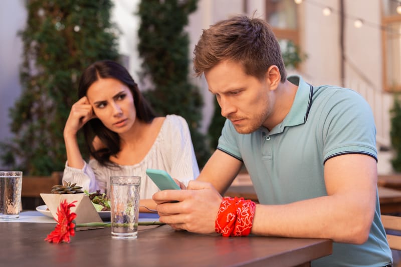 خطيبي يتواصل مع حبيبته السابقة.. هل أقلق أم أن الأمر طبيعي؟