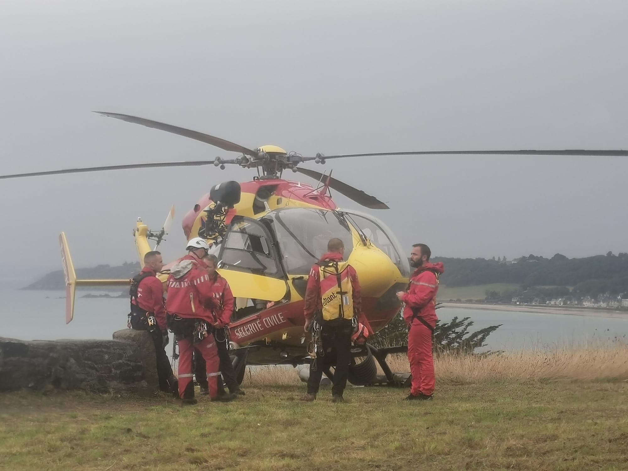 Secours par treuillage en falaise à Saint-Brieuc