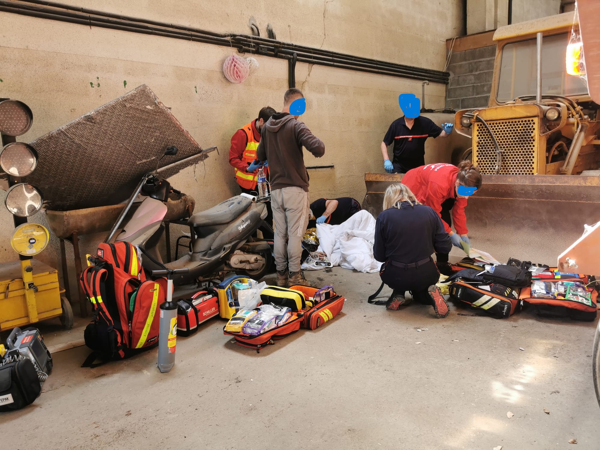 Chute à travers une toiture