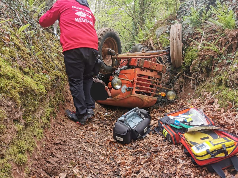 Coincé sous son tracteur