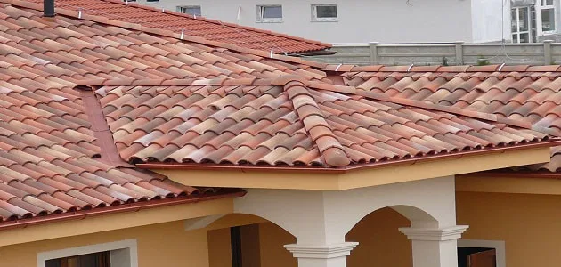 القراميد في تصميم المباني: فخامة وعزل متكامل