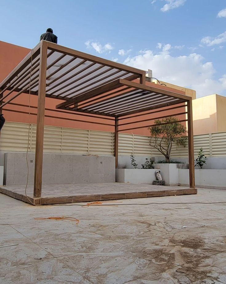 تركيب عريش حديد أو خشب: الأناقة والظل في مكان واحد