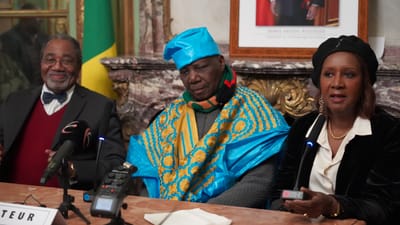 Théophile Obenga célèbre ses 90 ans à Paris lors de la dédicace de La Reconstruction du Nilo-Atlantique