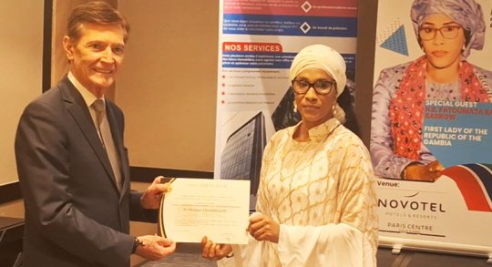 La Première Dame de Gambie remet un diplôme d’honneur à Philippe CHANDEZON. Photo © BF/APP – CLIQUER SUR L’IMAGE POUR L’AGRANDIR.