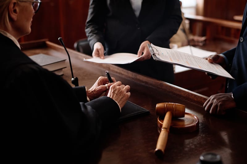 تمثيل العملاء المختلفين سواء كانوا أفراداً أو مؤسسات أو شركات