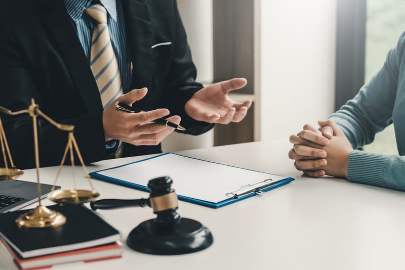 تقديم الاستشارات والنصائح القانونية المناسبة لكل قضية